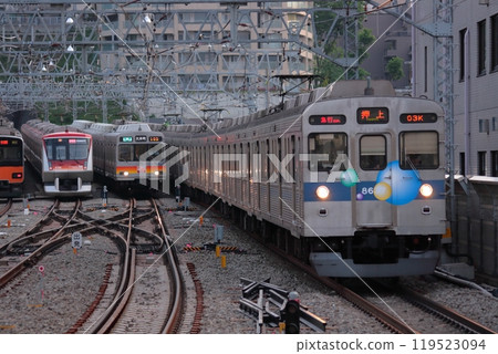 沿著田園都會線呼嘯而過的東急8500系列車_2010年5月9日拍攝 沿著田園都會線呼嘯而過的東急8500系列車_2010年5月9日拍攝 119523094