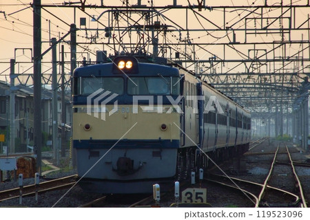 傍晚時分,EF60-19牽引的「EL臼井」號沿著高崎線行駛_2007年8月25日攝 傍晚時分,EF60-19牽引的「EL臼井」號沿著高崎線行駛_2007年8月25日攝 119523096