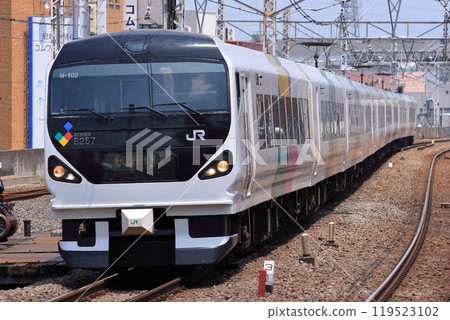 Kaiji E257 train (when it was introduced) running on a continuous quadruple track viaduct_Photo taken on June 10, 2010 Kaiji E257 train (when it was introduced) running on a continuous quadruple track viaduct_Photo taken on June 10, 2010 119523102