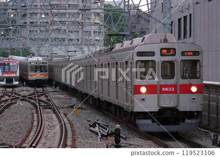 沿著田園都會線呼嘯而過的東急8500系列車_2010年5月9日拍攝 119523106