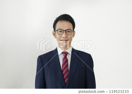 一位三十多歲的商人對著鏡頭微笑 一位三十多歲的商人對著鏡頭微笑 119523233