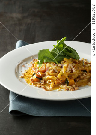 餐廳奶油醬義大利麵 餐廳奶油醬義大利麵 119523598