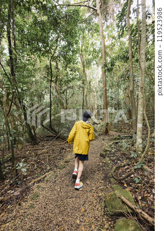 孩子在山上奔跑 119523986