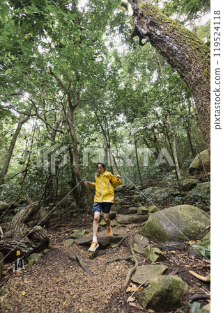 孩子在山上奔跑 119524118