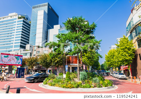 Main street in Hongdae, Seoul 119524241