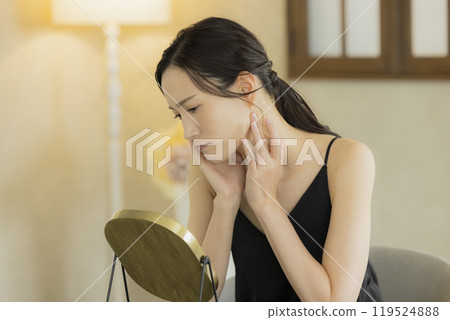 Female suffering from rough skin 119524888