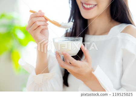 女人吃酸奶 119525025