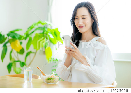 女人智慧型手機早上回家 119525026