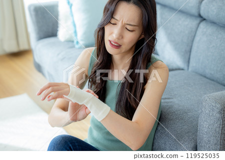 手腕上戴著支撐物的女士 119525035