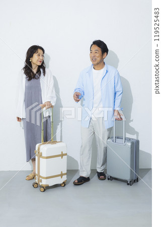 A middle-aged couple going on a trip 119525483