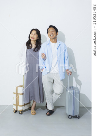 A middle-aged couple going on a trip 119525488