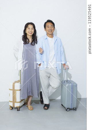 A middle-aged couple going on a trip 119525491