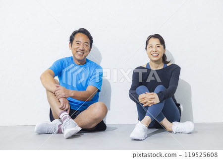 Middle-aged couple in sportswear Middle-aged couple in sportswear 119525608