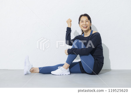 50多歲的女人伸展運動 119525620