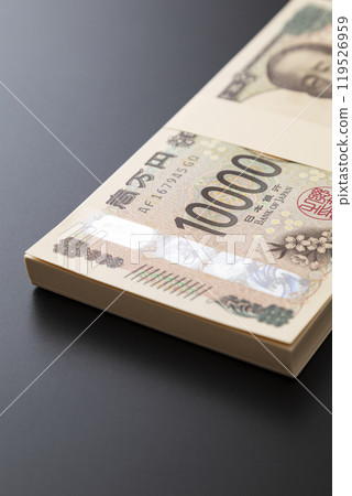 黑色背景中的一捆 10,000 日元鈔票 119526959