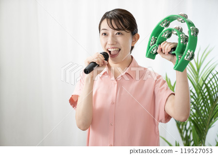 拿著手鼓唱卡拉 OK 的女人 119527053
