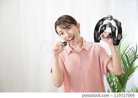 拿著手鼓唱卡拉 OK 的女人 119527066