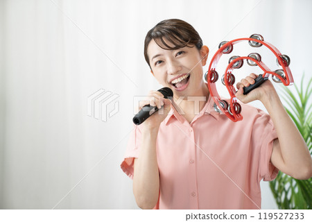 拿著手鼓唱卡拉 OK 的女人 119527233