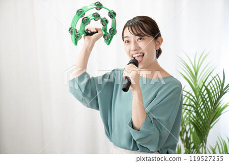 拿著手鼓唱卡拉 OK 的女人 119527255