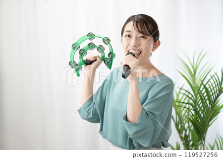 拿著手鼓唱卡拉 OK 的女人 119527256