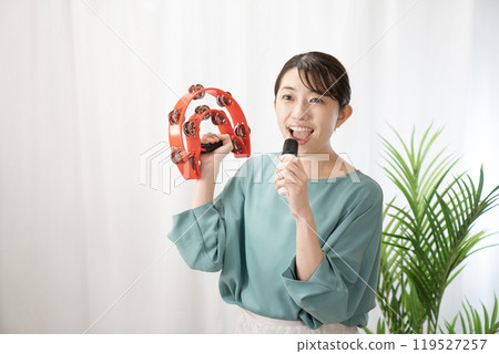 拿著手鼓唱卡拉 OK 的女人 拿著手鼓唱卡拉 OK 的女人 119527257