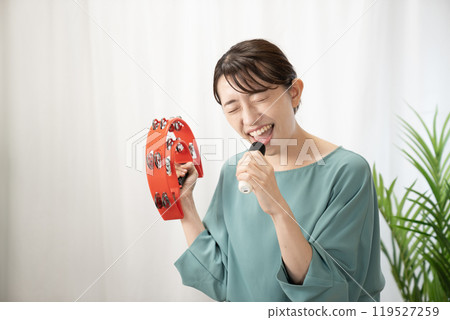 拿著手鼓唱卡拉 OK 的女人 119527259