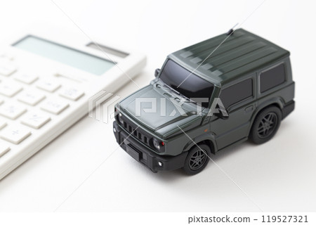 白色背景上的玩具車和計算器 119527321