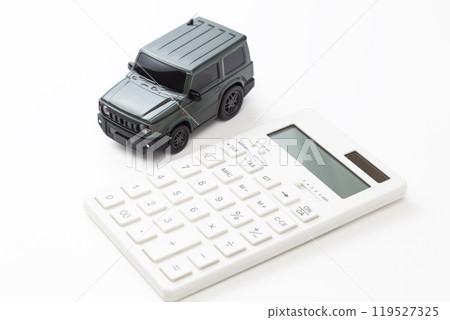 白色背景上的玩具車和計算器 119527325