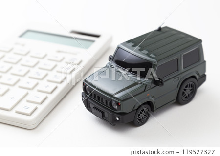 白色背景上的玩具車和計算器 白色背景上的玩具車和計算器 119527327
