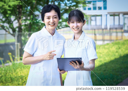 護士們一邊開會一邊查看病歷 護士們一邊開會一邊查看病歷 119528539
