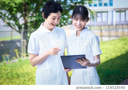 護士們一邊開會一邊查看病歷 護士們一邊開會一邊查看病歷 119528540