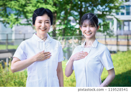 護士們一邊開會一邊查看病歷 119528541