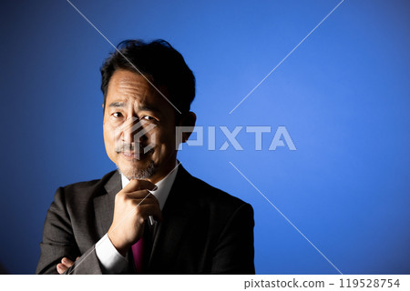 一個 50 多歲的男人看著相機肖像 一個 50 多歲的男人看著相機肖像 119528754