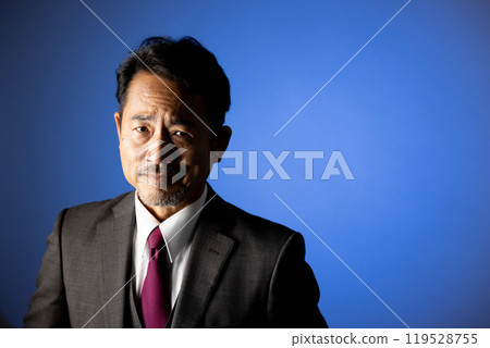 一個 50 多歲的男人看著相機肖像 119528755