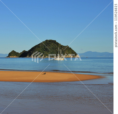 Onetahuti Bay and Tonga Island, Abel Tasman National Park, New Zealand. Onetahuti Bay and Tonga Island, Abel Tasman National Park, New Zealand. 119528815