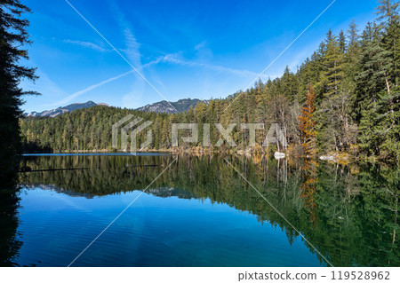 Autumn colors in fall at lake Eibsee, Garmisch-Partenkirchen, Bavarian alps, Germany 119528962