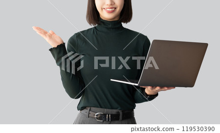 一位微笑的女商人拿著電腦並提供指導 119530390