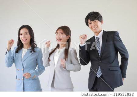 Three business people running_1 119532928