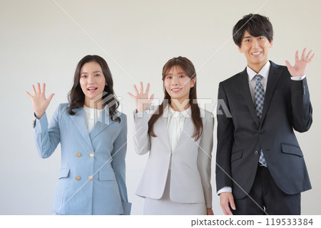 三個商務人士,男女,舉手互相打招呼_1 三個商務人士,男女,舉手互相打招呼_1 119533384
