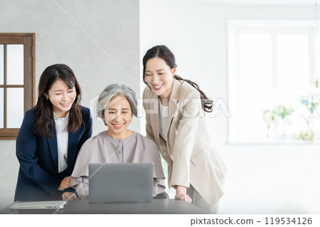 Business woman meeting in the office 119534126