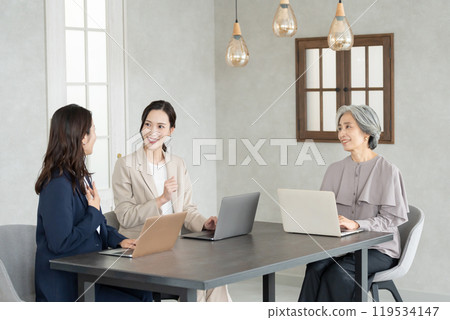 Businesswoman teaching work at a cafe 119534147