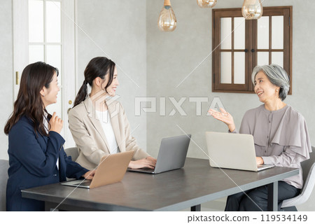 Business woman meeting in the office 119534149