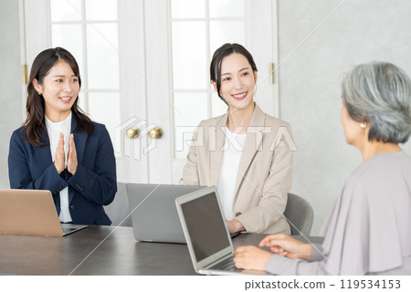 Business woman meeting in the office Business woman meeting in the office 119534153