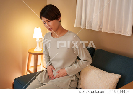 中年婦女晚上肚子痛 中年婦女晚上肚子痛 119534404