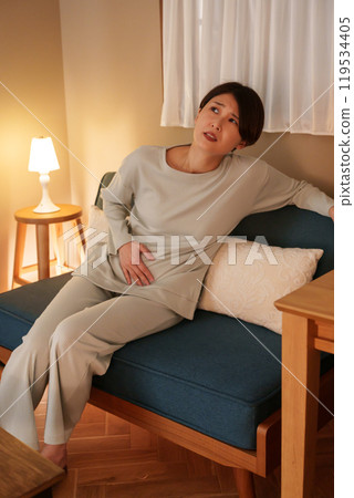 中年婦女晚上肚子痛 中年婦女晚上肚子痛 119534405