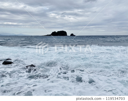 Teishi Island in Kawana floating in the rough sea Teishi Island in Kawana floating in the rough sea 119534703