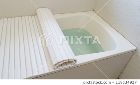 浴缸內儲存熱水，並配有蓋子以保持溫暖 119534927