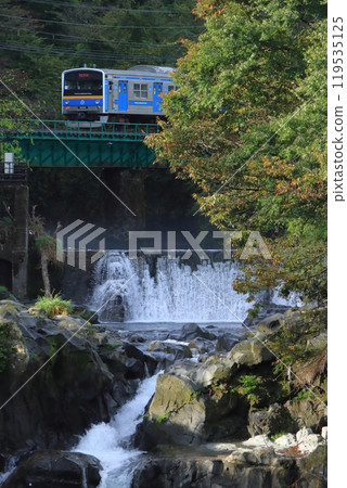 Fujisanroku Railway 6000 series train crossing Tahara Falls on an iron bridge, a place associated with Matsuo Basho_Photo taken on October 19, 2024 Fujisanroku Railway 6000 series train crossing Tahara Falls on an iron bridge, a place associated with Matsuo Basho_Photo taken on October 19, 2024 119535125