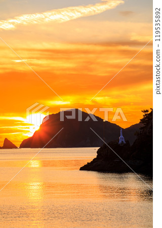 秋天的海上瑪麗雕像和日落 熊本縣 天草市 119535892