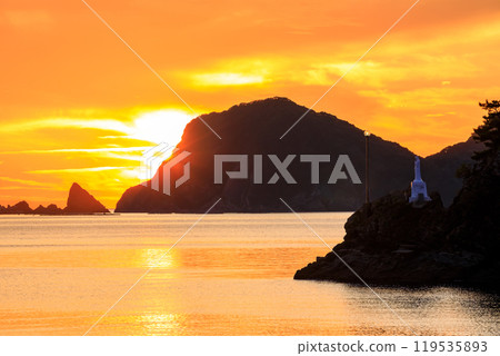 Autumn sea statue of Mary and sunset in Amakusa City, Kumamoto Prefecture Autumn sea statue of Mary and sunset in Amakusa City, Kumamoto Prefecture 119535893